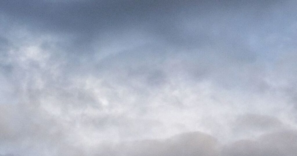 薄暗い雲と白い雲のあいだに少し明るい空