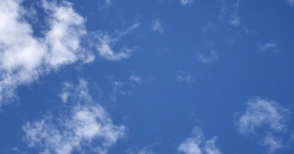 すっきりした透明感のある青空。白い雲が少し。