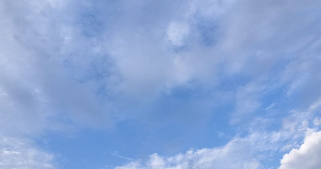 水色の空に広がった白い雲。