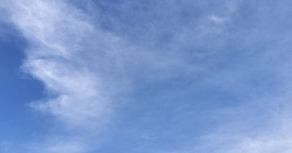 透明感のある青空に薄く広がる白い雲。