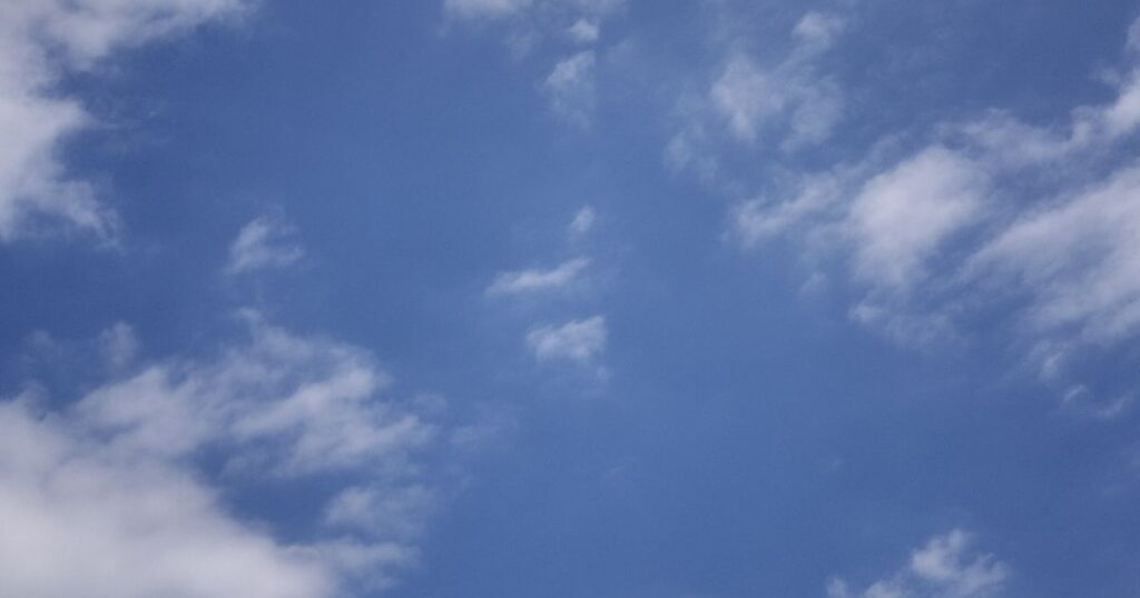 青空に白い雲 中央に青空のスペース